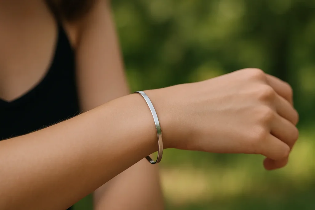 Plan vertical d'une jeune femme portant un magnifique bracelet en argent.