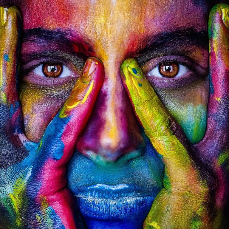 Quelles couleurs porter selon sa colorimétrie femme ? Le guide pratique pour éviter les fausses notes