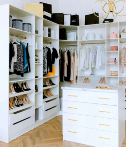 Dressing femme blanc organisé avec vêtements, chaussures, sacs et accessoires