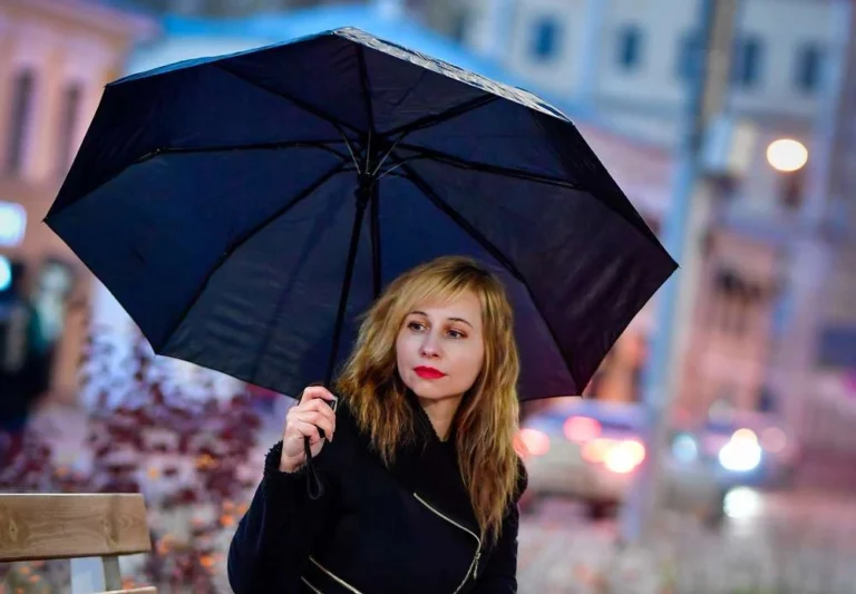 Parapluie femme élégant et résistant : comment choisir le bon modèle en 2026 ?