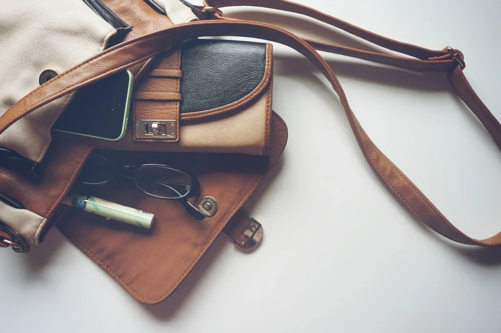 Sac à main pratique pour femme active dans les transports