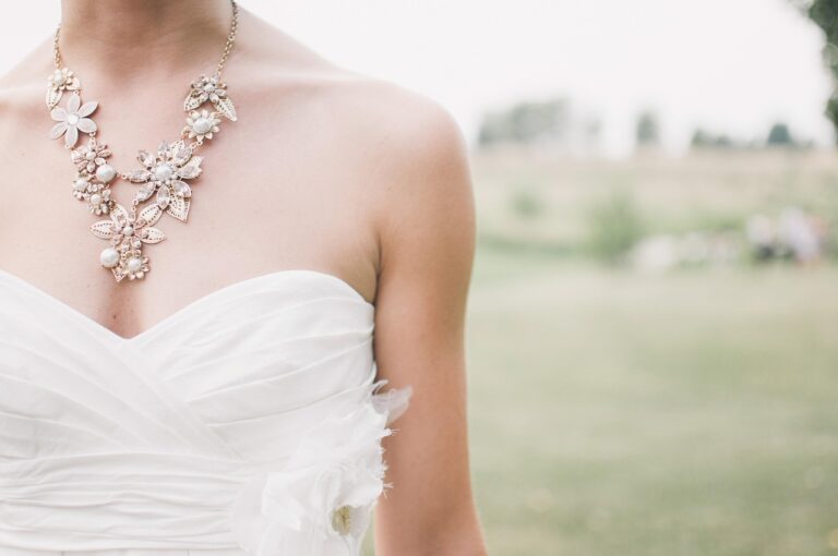 Tenue mariage invitée femme 2026 : quelles pièces choisir selon le dress code ?